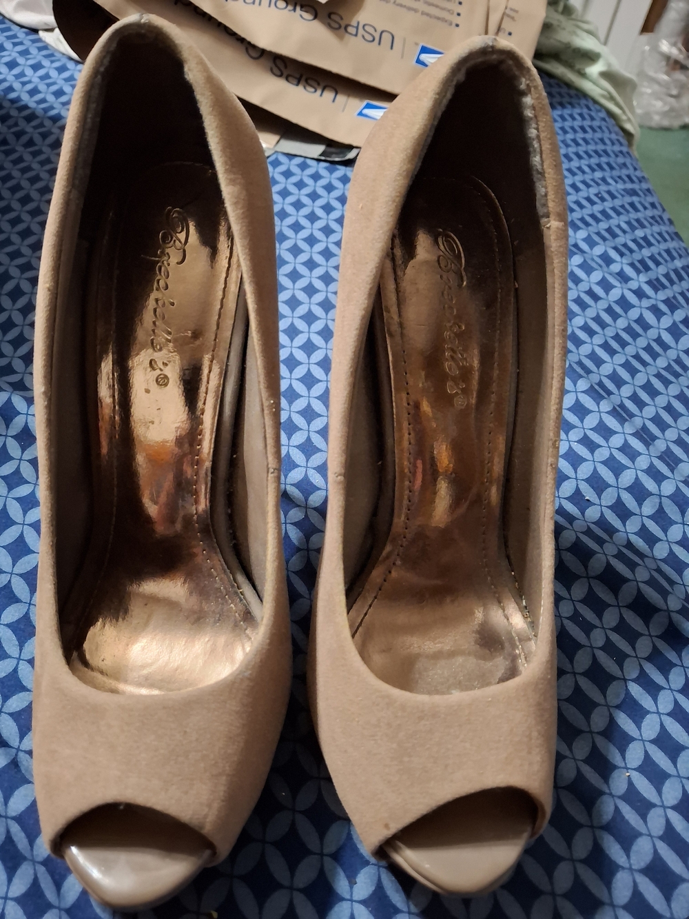 Breckelle’s Taupe Suede Peep Toe Platform Stiletto Pumps Heels Size 8